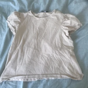 Beige t-shirt med puff armar - Beige t-shirt med lite puffiga armar, använd några gånger!