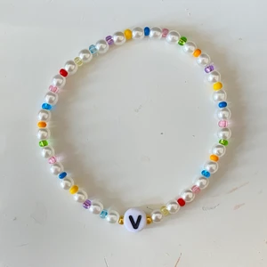 Super fint armabnd!💖 - Ni kan designa amycken själva hos oss! Detta är en av våra färdiga designer där ni kan byta färg ich bokstav💕