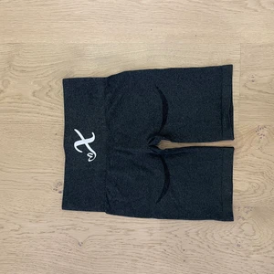 X-shapes peachy shorts - Säljer dessa x-shapes shorts då de e för småa för mig. Aldrig använda! Storlek S . Köparen står för eventuella fraktkostnader!