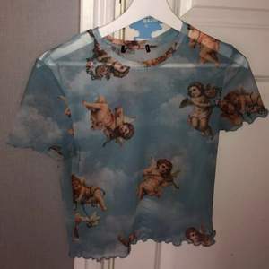 En t-shirt med änglar på från bershka, använd 1 gång. Storlek S! 💕