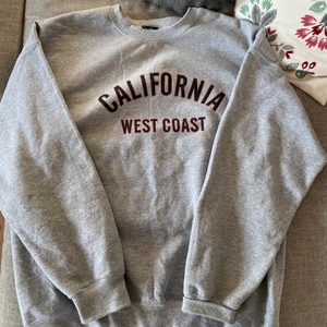 Overzised sweatshirt  - Snygg grå overzised sweatshirt, har small å den sitter overzised på mig💕