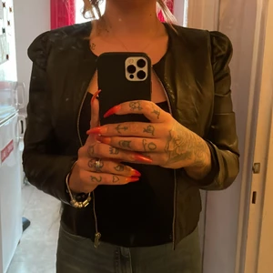 Skinnjacka  - En skinnjacka typ fejk skinn från HM