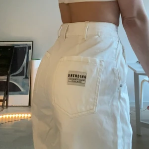 Cargobyxor Vit Bershka 32 - Snygga cargobyxor inför sommaren. Köpa från Bershka. Lite för långa för mig som är 160. Skulle passa perfekt på 165-170! Möts upp i Stockholm eller så står köparen för frakt 🌟