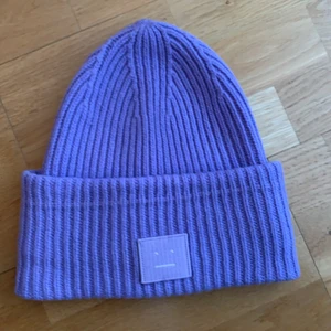 Lila acne mössa - En lila acnemössa köpt förra året i bra skick!🥰 