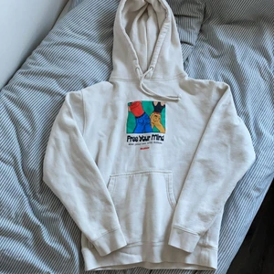 Butter Goods Hoodie - Hoodie från Butter Goods med superskön passform. Färg: vit/eggshell. *andra bilden är lånad för att visa hur den ser ut på, den är alltså inte svart* Dm för fler bilder💕 Oversize passform, skulle nog passa M också.