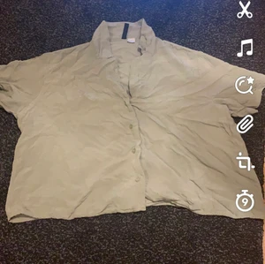 L - the sweater is green so nice fabric.use when it's summer