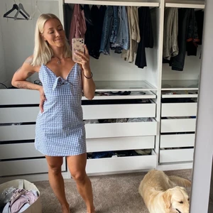 Sommarklänning  - Superfin blårutig sommarklänning från NAKD😍💙 Använd en gång, storlek 38, jag är 177cm och väger 70kg. Justerbara axelband. Perfekt till midsommar, studentfesten eller bara en varm sommardag ☀️