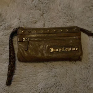 Juicy couture - Plånbok från juicy couture i brunt🤍 100kr+frakt