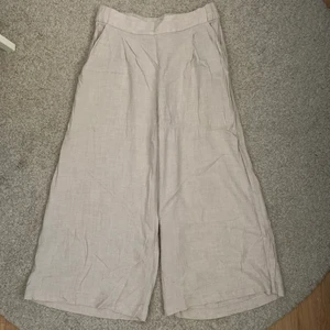 H&M linnebyxor storlek 42 - Säljer mina linnebyxor från H&M! Supersköna att ha på sommaren men har inte använt de så mycket så därav säljer jag dom🤩 Köparen står för frakten!