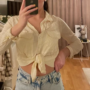 Skjorta  - Så fin skjorta i gul rand💛 strl S