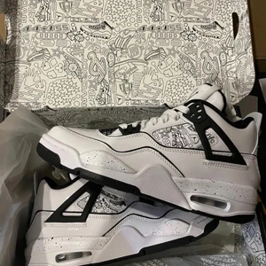 Jordan 4 DIY - Hej! Säljer nu ett par i princip nya jordan 4, modell DIY. Perfekta nu till sommaren!☀️  Storleken är 38,5 passar mig som har 39 på vissa skor. Skorna är bara använda någon enstaka gång, box finns och följer med vid köp. (Bilderna är lånade) så bara att skriva pm för egna bilder, frågor eller annat.💕 skriv privat för bud, kan släppa direkt för ett tillräckligt bra bud!<3 UTGÅNGSPRIS : 1499. ((Kan mötas upp i Karlstad, annars fraktar jag spårbart)) KÖPTA PÅ KLEKT