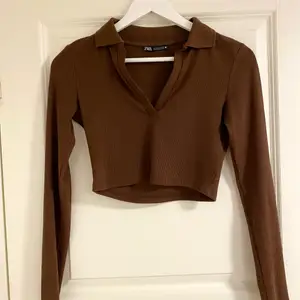 En aldrig använd endast testad brun tröja med krage, croppad. Från ZARA. Nypris 200:-