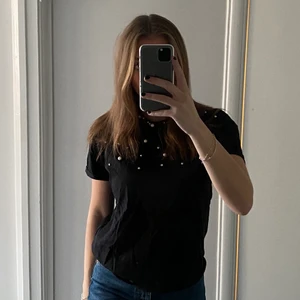 T-shirt med pärlor - Cool t-shirt med pärlor från stradavius i storlek XS. Knappt använd så superbra skick✨