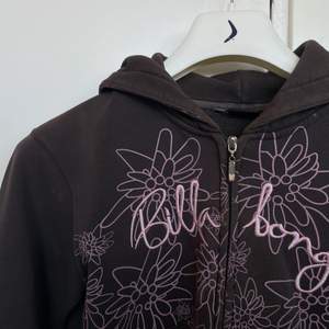 Sötcool brun hoodie med rosa detaljer i storlek S