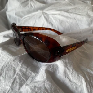 Solglasögon  - Gratis frakt! STÅR DET INTE SÅLD PÅ ANNONSEN FINNS DEN FORTFARANDE KVAR 😊😊