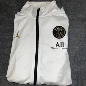 Psg Jordan tröja - Knappt använd Psg tröja i storlek S men passar även M! Kan gå ner i pris vid snabb affär!