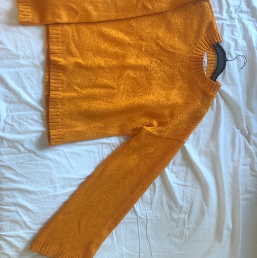 Stickad tröja från IVYREVEL, storlek S/M. Lite oversized och vida ärmar. Svårt att få rätt färg på bilden men den är ganska klar orange. 🥳🤗🌷🌺. Tröjor & Koftor.