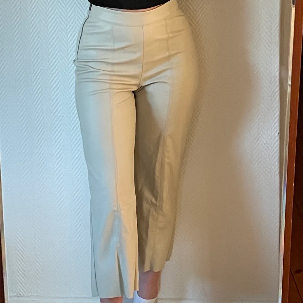 Säljer ett par vita/off-white ankellånga skinnbyxor (fejk) från Gina Tricot, pga att de inte används. De har dragkedja i sidan och är stretchiga. Använda ett fåtal gånger, passar nog bra till nu i vår!! Köparen står för frakten🤎. Jeans & Byxor.
