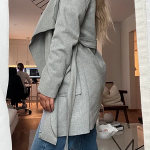 Kappa - En grå kappa från bikbok, ganska gammal och inte används på ett tag utan legat undanlagt i garderob. Kan posta men står ej för frakten 