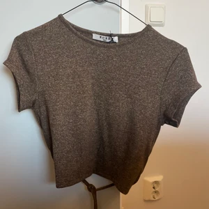 Nakd topp - Söt brun croptop från nakd med öppen rygg som man knyter där bak, storlek s 