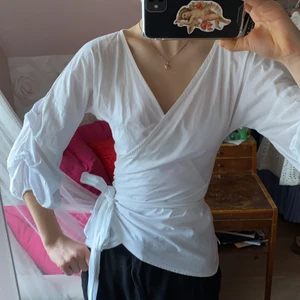 Omlottskjorta - Såå fin och smickrande omlottskjorta!! Märkt 36 men passar mig som har 34 utmärkt.😇💕