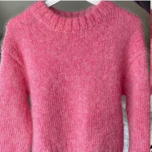 Rosa stickad tröja  - Säljer min jättefina rosa stickade tröja från hm                             Bud på 300