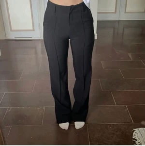 Svarta kostymbyxor NA-KD - säljer nu dessa byxor i storlek 32 frän NA-KD, nypris är 499kr, jag säljer de för endast 300kr + frakt.
