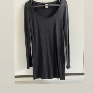 Svart klänning - Fin svart basis klänning. Stretchig. Köparen står för frakt. 