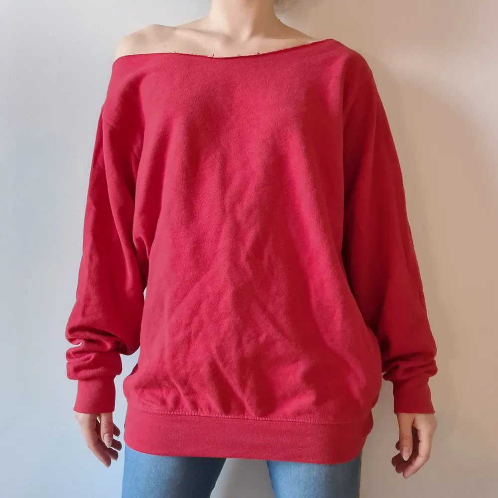 Tuff, röd, off shoulder, collegetröja. Gissar på stl M (jag har stl 36 så den är oversize på mig), så kan även användas som klänning. 🤷🏽‍♀️👗❤ Frakt tillkommer 48 kr.. Tröjor & Koftor.