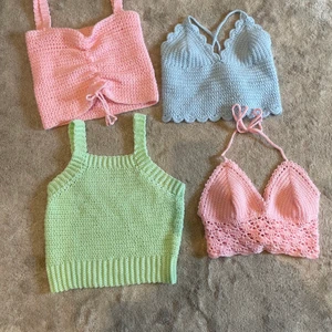 VIRKADE TOPPAR!! - kollar intresst på dessa jättefina topparna som passar perfekt till sommaren!!💘💘                               jag virkar toppar själv och du kan välja mellan alla möjliga färger och storlekar! några av topparna har också justerbara band <33                                             200 KR/ ST💘                                         PAKETPRIS: 2 st = 350kr + frakt