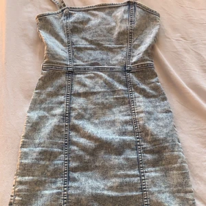 Storlek S - En fin somrig jeans klänning är i storlek S och är köpt från Hm, säljer pga att jag växt ur den 
