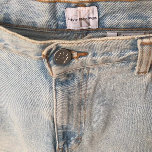 Calvin Klein jeans - Loose fit blåa Calvin Klein jeans i storlek 14 (amerikansk storlek) men passar mig som bär M 🌟 funkar som unisex! Lägger sig super snyggt över vita sneakers! Skriv för fler bilder eller ytterligare frågor 👍