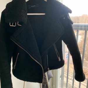 Zara jacka - Jacka från Zara i strl S. Hål i ärmen, se bild. Mockaimitation.