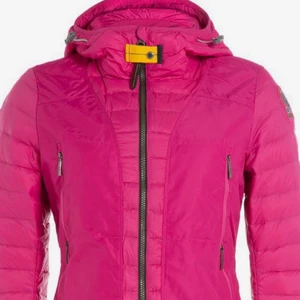 allvädersjacka  - jag säljer den här sällsynta parajumpern som jag hittade på Vingåkers factory outlet men inte fått nån användning för. Jackan är unik och super funktionell, den håller dig varm och torr i kyla, blåst och snöstormar. De bara att skriva om ni är intresserade av jackan, diskuterar gärna priset och skickar fler bilder💘