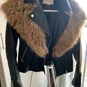 Pälsjacka / skinnjacka från River Island - Skinnjacka med avtagbar päls från River Island i strl 8. Passar mig som har strl XS/S. 