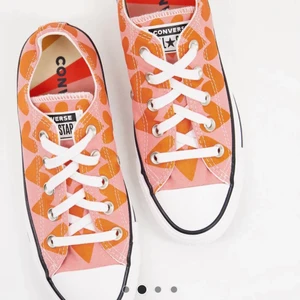 Converse - Jättefina converse, de är använda men de har inget slitage osv. Kommer inte till användning därför säljer jag! 🥰