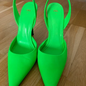 Zara neongröna klackar - Neongröna klackar från Zara! Några anmärkningar från utgång. Köpt för 899kr. Står 41 men skulle säga passar 40-41