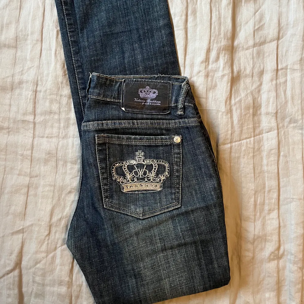 Victoria Beckham jeans. Storlek 28 men har sytt in dem till en 27, det går att ta bort stygnen. Säljer då de inte passar mig längre. Använt skick . Jeans & Byxor.