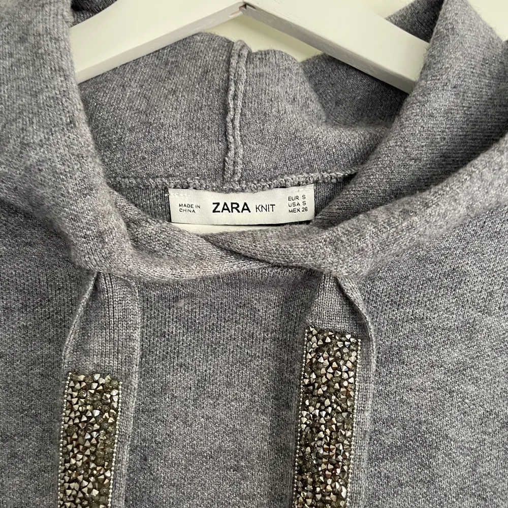 Säljer denna superfina stickade hoodie ifrån zara. As skön och najs passform. Går att klä upp och ner:) . Stickat.