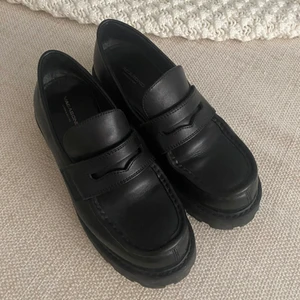 Skor från Vagabond - Säljer mina loafers från Vagabond i strl 38. Använd endast ett fåtal gånger, som nya! Normal i storleken.