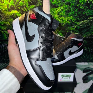 Air Jordan 1 Mid ”Shadow Red” 🦍 - Air Jordan 1 Mid ”Shadow Red” 🦍  Storlek:  -38  Pris:1699kr