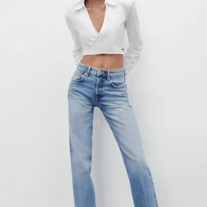 ZARA jeans  - Säljer dessa lågmidjade jeans från Zara, (HELT nya) aldrig använt dom då prislappen sitter kvar! 60kr frakt 📦 