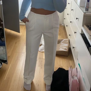 Kostymbyxor - Vita kostymbyxor från Hanna schönbergs kollektion med NA-KD. Använda endast två gånger och i nyskick!🤍 köparen står för frakten🤍