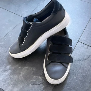 Skor - Skor från trampolin, väldigt lika Sandro Paris. Nyskick! Strl 36/37. Nypris 1500 kr 