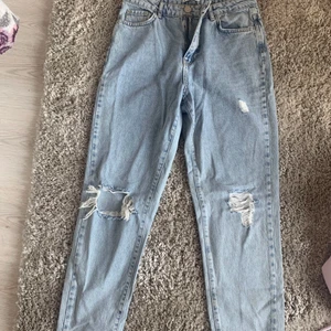 Jeans från GinaTricot  - Säljer ett par nästan helt nya jeans från GinaTricot i storlek 38