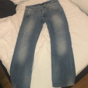 Lågmifjade jeans - Blåa lågmidjade bootcout jenas ifrån Lee, W30 L32. Köparen står för frakt 