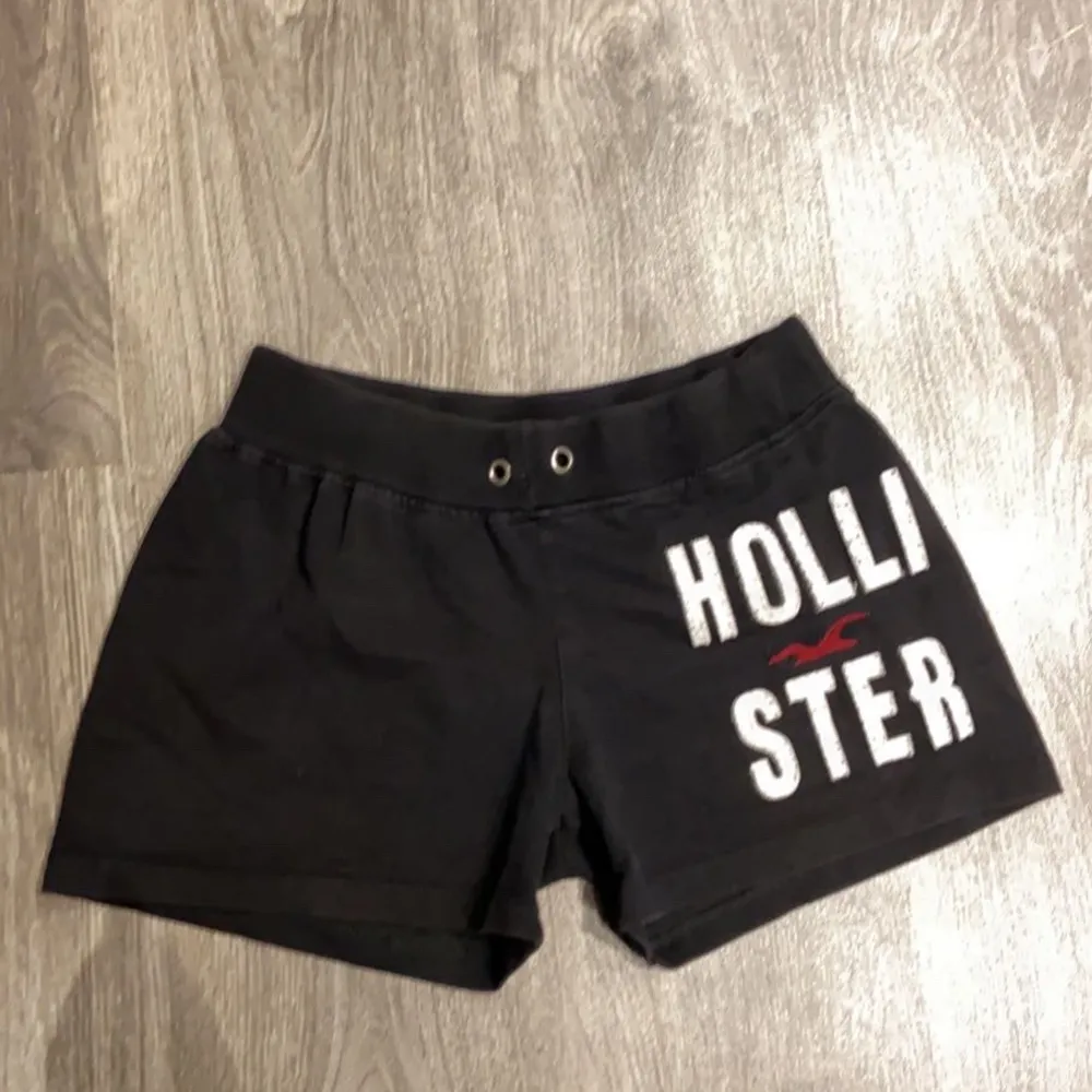 Jättemysiga mjukisshorts från hollister i storlek L, köpte för att ha  de oversized men gillar inte hur de sitter längre! Snörena saknas annars inga synliga defekter. Skriv för fler bilder❤️ frakt tillkommer. Shorts.