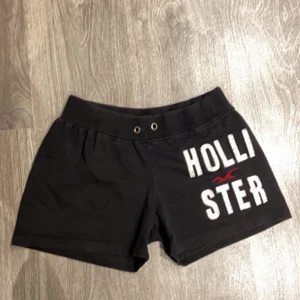 Hollister - Jättemysiga mjukisshorts från hollister i storlek L, köpte för att ha  de oversized men gillar inte hur de sitter längre! Snörena saknas annars inga synliga defekter. Skriv för fler bilder❤️ frakt tillkommer