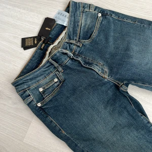 MAJE skinny jeans storlek 38 - Nya MAJE -franskt märkes jeans i storlek 38 för kvinnor. Jeansen är köpta i USA, tar fortfarande lapparna på och original priset $220. Klassisk jeans blå färg, med lite detaljer i backfickan. Dessa jeans är slim fit design vilket det står på lappen också. Har extra knapp. På deras websida står det att 38 är som 28 i höft bredd, så small.