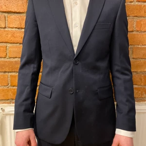 Dressmann Kostym - Säljer min dressmannkostym som jag köpte inför balen i 9an men nu har växt ur. Kavajen i storlek 46 är använd vid 2 tillfällen och är därför i toppskick. Byxorna i storlek 33/32 är använda vid lite fler tillfällen men är i fint skick även dem. 